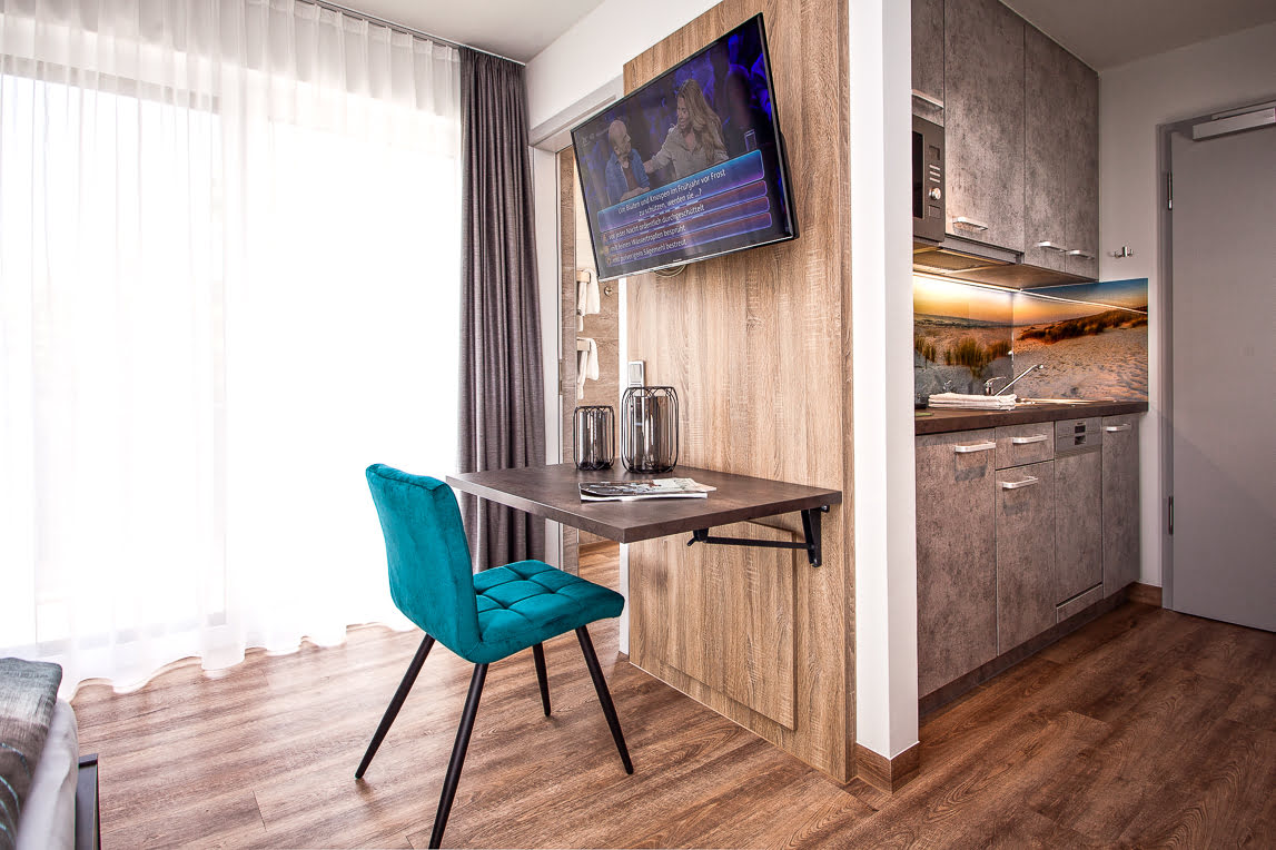 Serviced Apartment im Boardinghaus Eching - Küche und Tisch